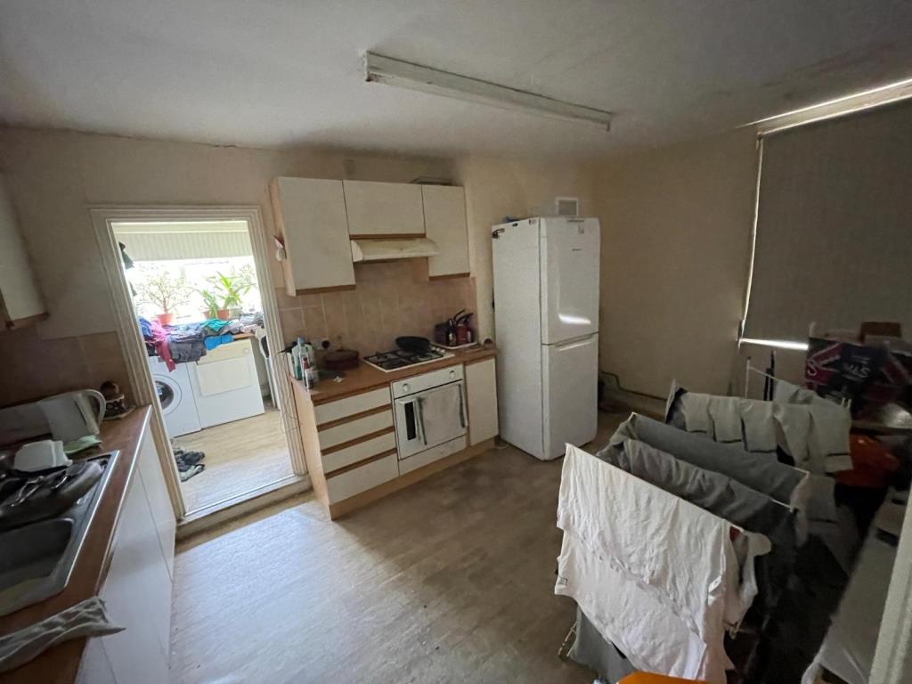 Lot: 37 - FREEHOLD BLOCK TWO LARGE THREE-BEDROOM FLATS - Flat two kitchen